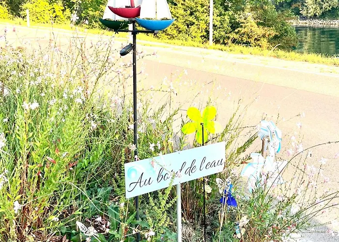 Au Bord De L\'Eau